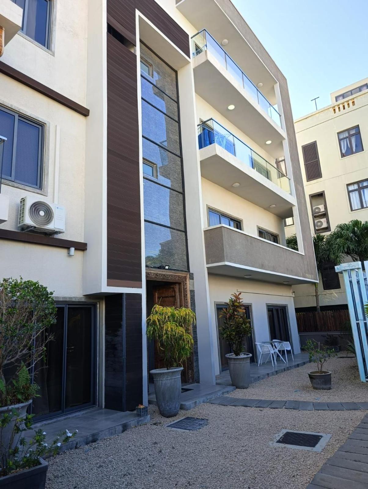 Newly Renovated Studio Apartment With Rooftop Pool, Few Steps To The Beach Flic-en-Flacq 客房 照片